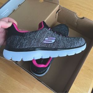 Sketchers Summits Quick Getaway Shoes sport memory foam  size 7 black/pink